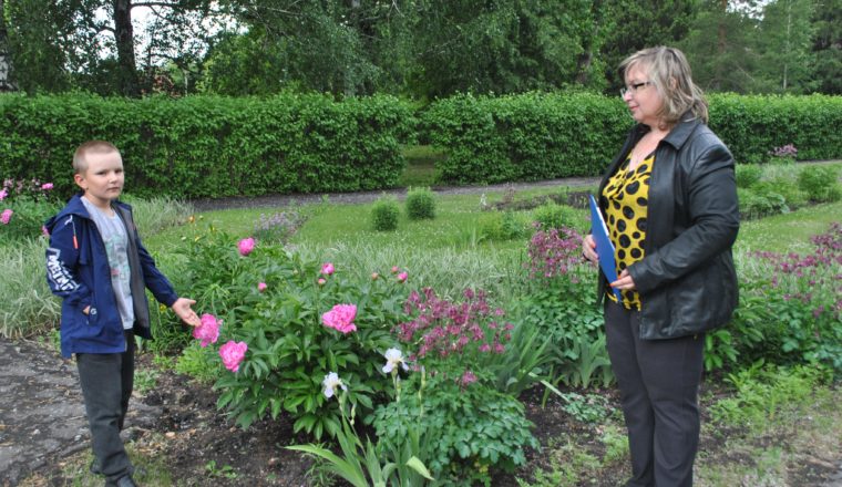 В музее А.Н. Радищева прошёл экологический десант «Цветок в усадьбе»