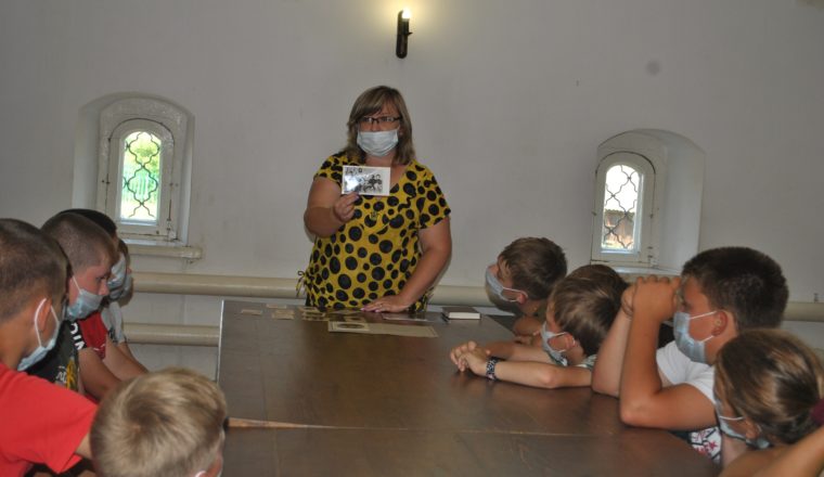 В музее А.Н.Радищева изучают фотографии