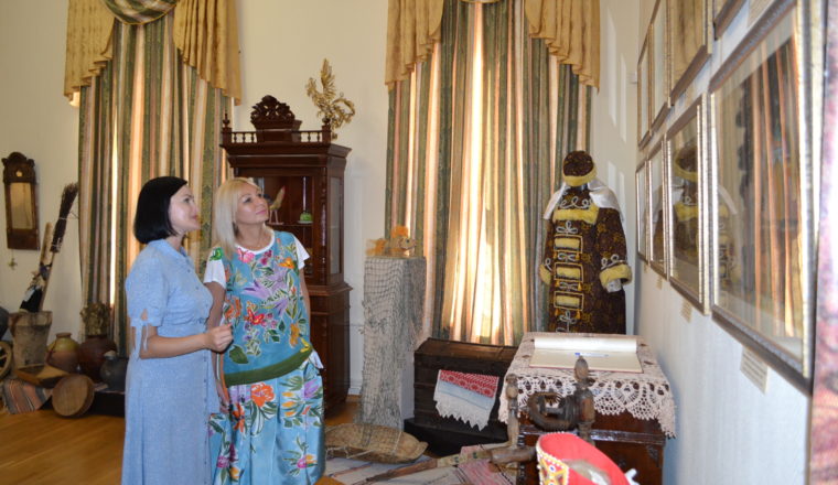 Выставку «Сказки Пушкина» посетила Татьяна Курдова