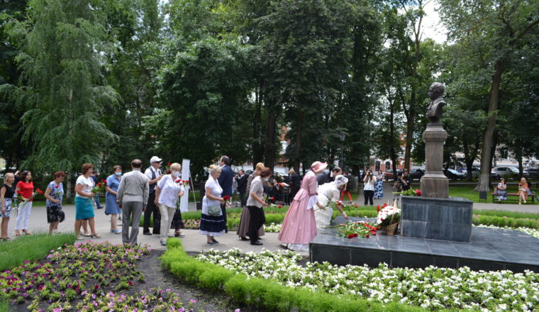 Сотрудники Объединения возложили цветы к бюсту Михаила Лермонтова