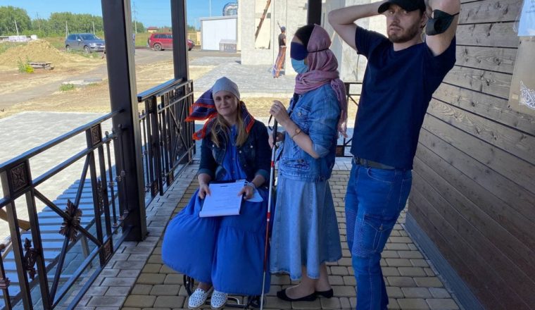 Трудности людей с ограниченными возможностями здоровья испытали на себе сотрудники Литературного музея