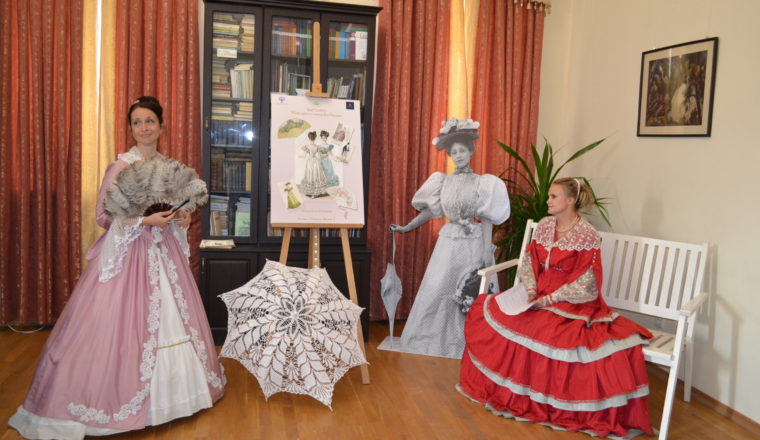 Выставка «Мода, престол которой в Париже» открыта в Литературном музее