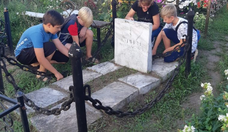 Сотрудники музея А. И. Куприна провели акцию «Чтим память предков»