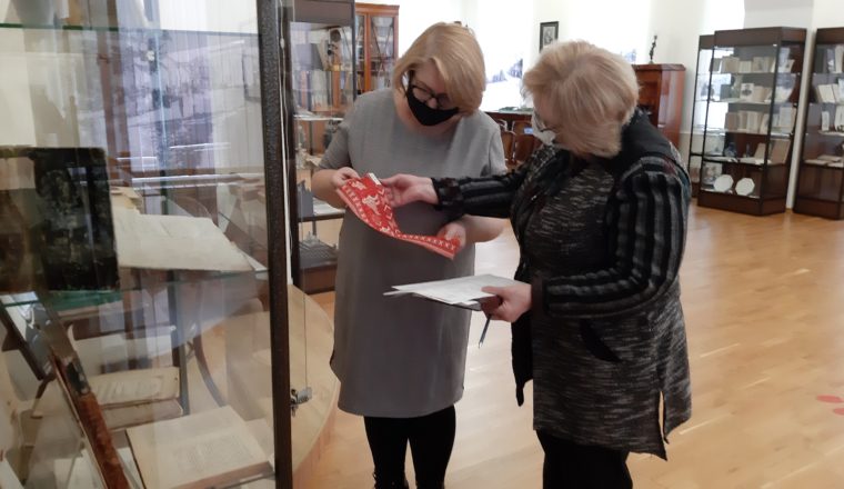 Хранители внимательно осмотрели экспонаты Литературного музея