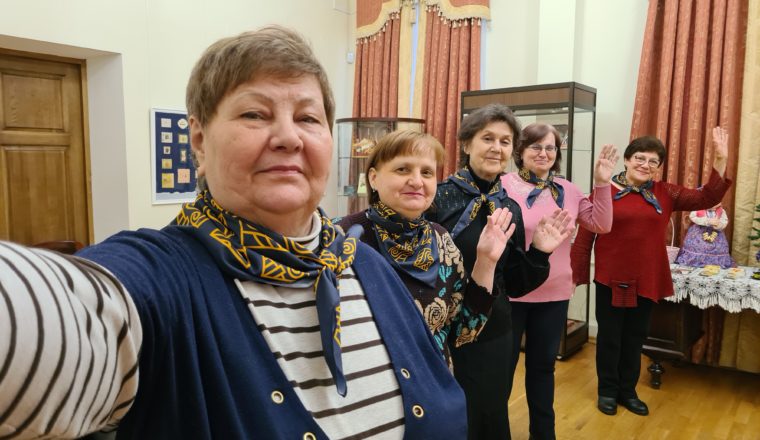 Музейные смотрители собрались вместе для общего селфи