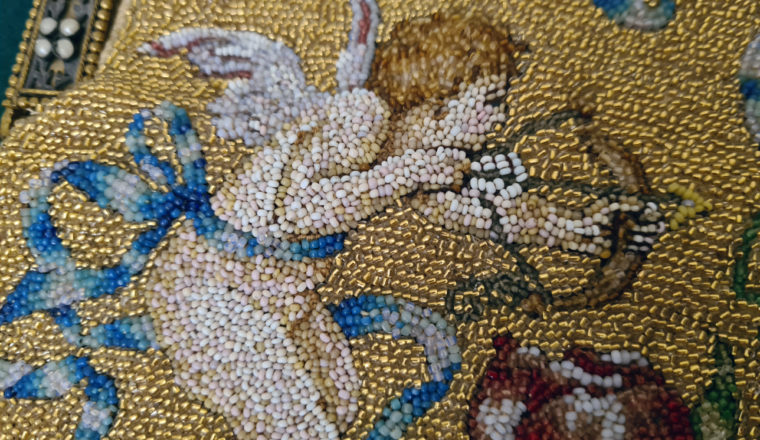 Литературному музею передали аксессуар модницы XIX века