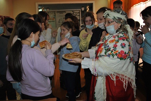 В музее А.Н. Радищева лакомятся блинами