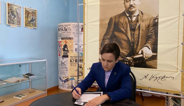 Ребята из творческой группы «Олеся» написали письмо солдату