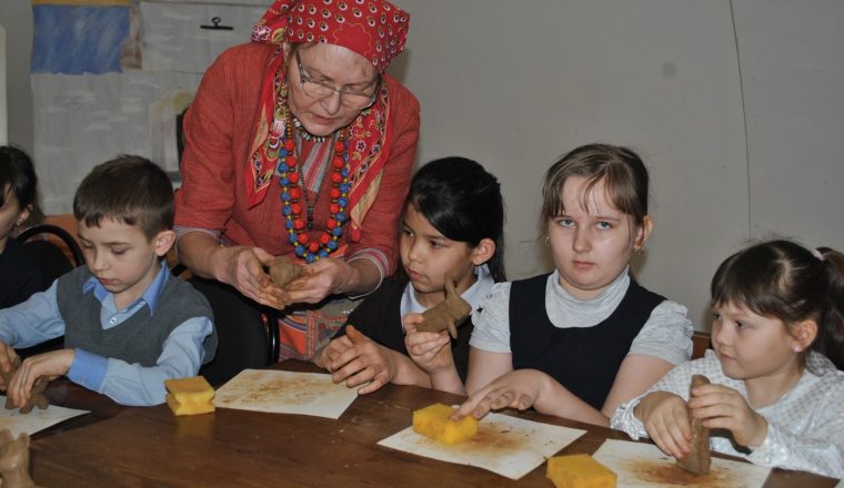 В музее А.Н.Радищева лепят глиняные фигурки