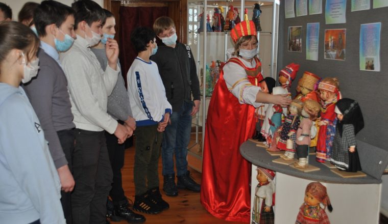 В музее А.Н.Радищева изучают историю народного костюма