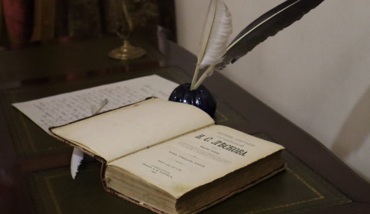 Министр культуры Сергей Бычков привез Литературному музею книгу из Белоруссии