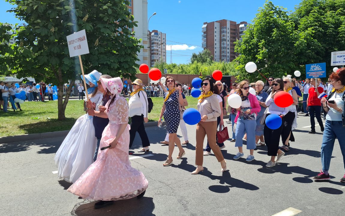 Прошел день города. Украшение праздничной колонны на шествие трудовых коллективов. Шествие на день города фото предприятий. Фото шествие в день города Лесной. Торжественное шествие коллектива волонтеров.