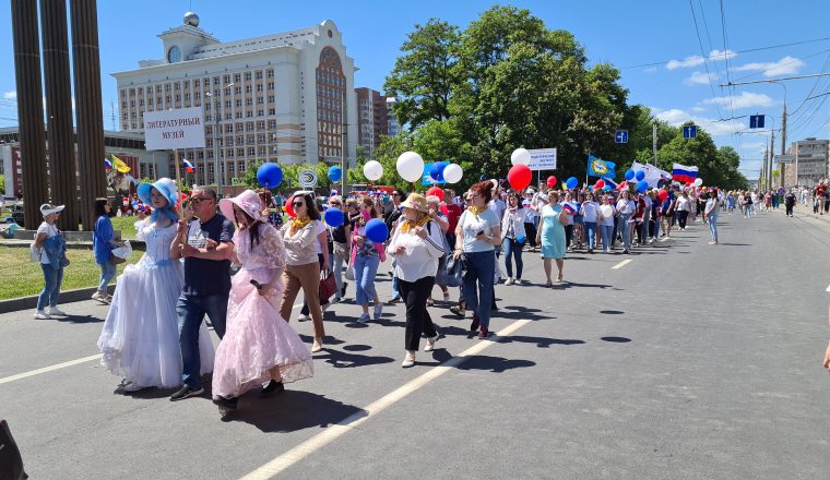 Коллектив Литературного музея прошел в торжественной колонне