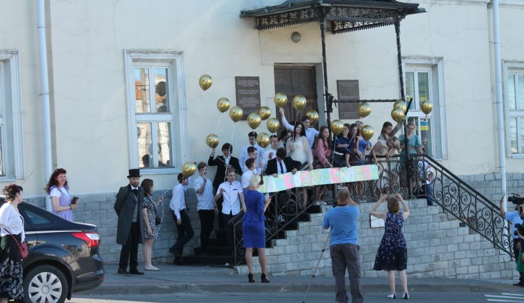 В Литературном музее прошел выпускной бал