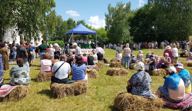 Тихвинская ярмарка привлекла более четырех тысяч гостей