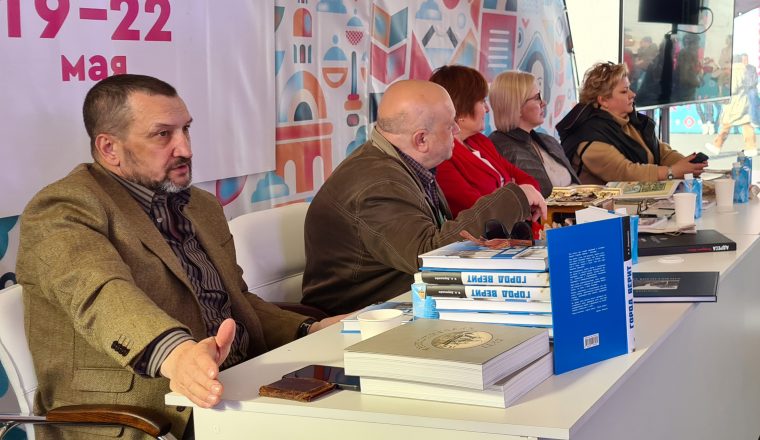 Член Всемирного клуба петербуржцев презентует книгу в Литературном музее