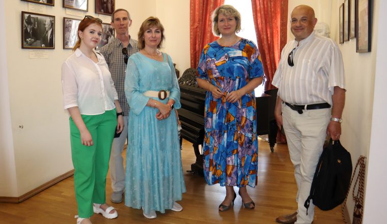 Литературный музей посетили гости из Петербурга