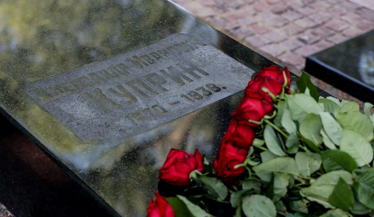 В Петербурге благоустроена могила великого писателя-земляка