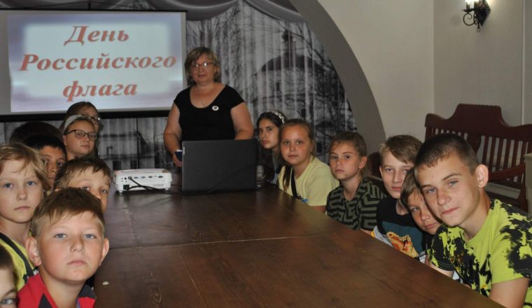 В музее А.Н. Радищева знакомятся с историей Российского флага
