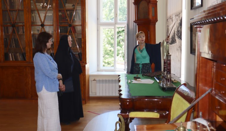 Гостей Литературного музея стала игуменья Троицкого женского монастыря