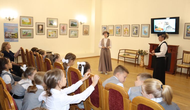 В гости к А.И. Куприну пришли ученики 1 классической гимназии им. В.Г. Белинского