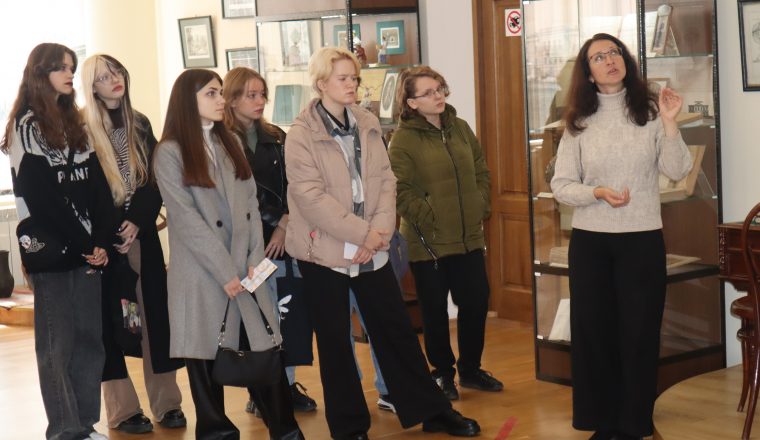 В Литературном музее провели сразу три экскурсии для первокурсников