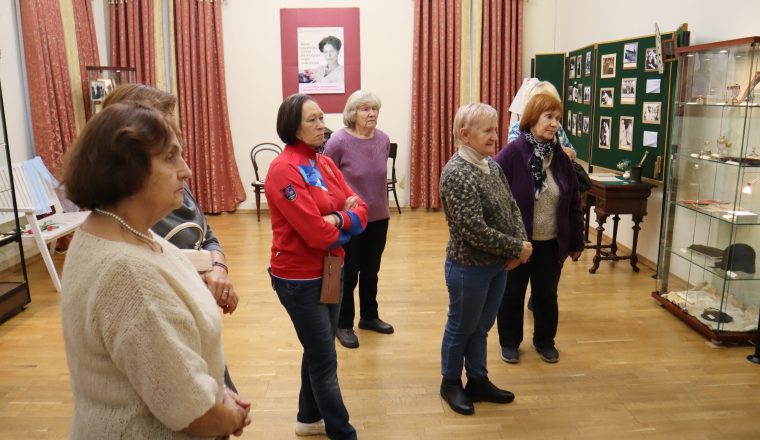 Любители скандинавской ходьбы посетили выставку в Литературном музее