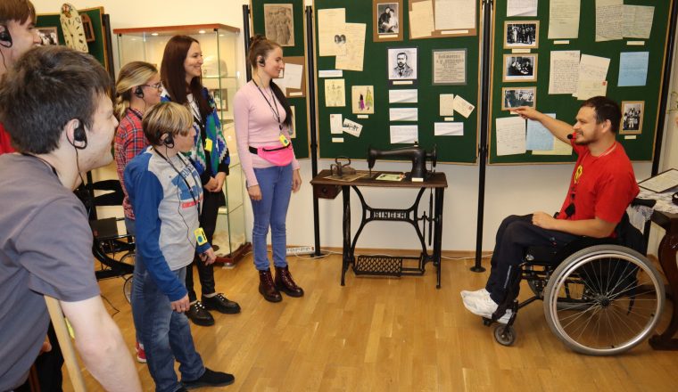 Инклюзивные гиды провели свои первые экскурсии в Литературном музее