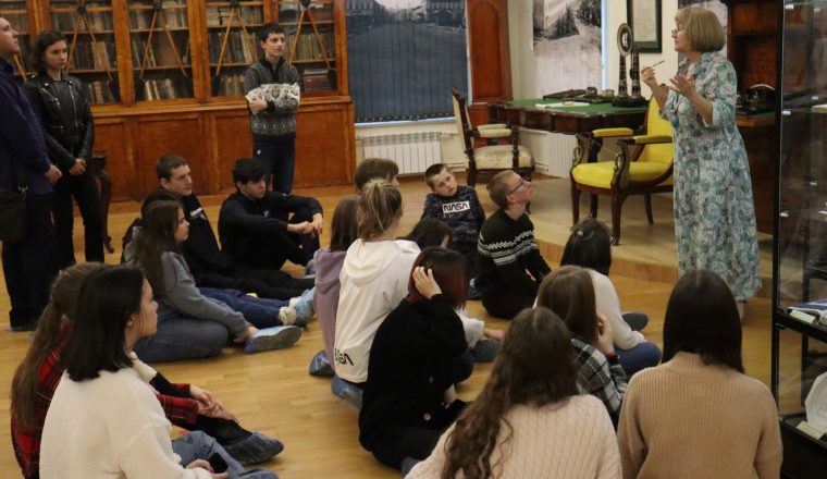 В Литературный музей приехали школьники из Саратова