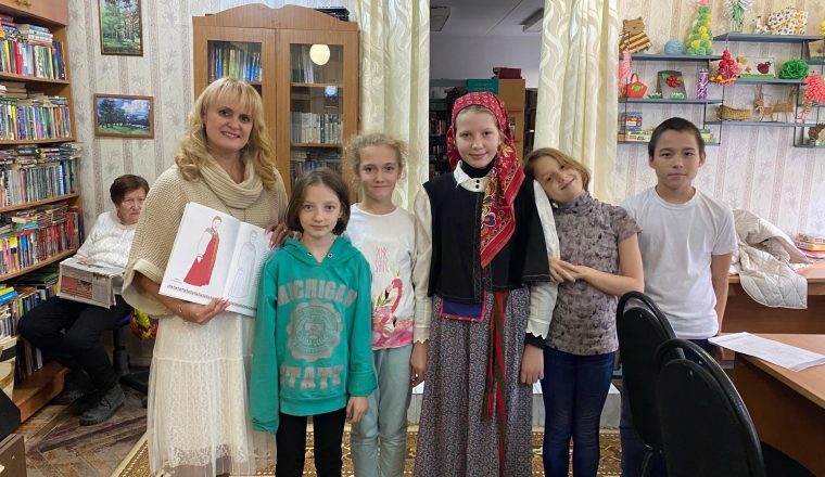 Детей из Новороссии, проживающих в санатории «Березовая роща», познакомили с русским народным костюмом