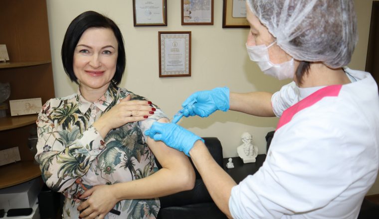 Директор литературного Объединения поддержала прививочную кампанию против гриппа