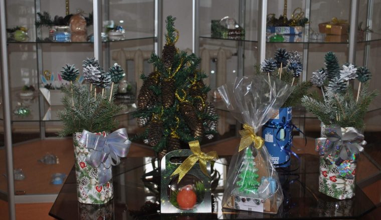 В музее А.Н. Радищева организована выставка поделок из шишек