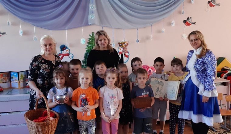 Сотрудники Литературного музея познакомили детей с историей Деда Мороза