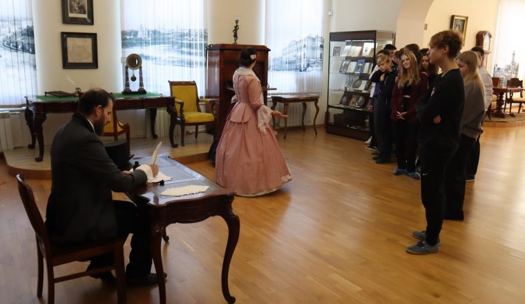 Школьники посетили Литературный музей по Пушкинской карте