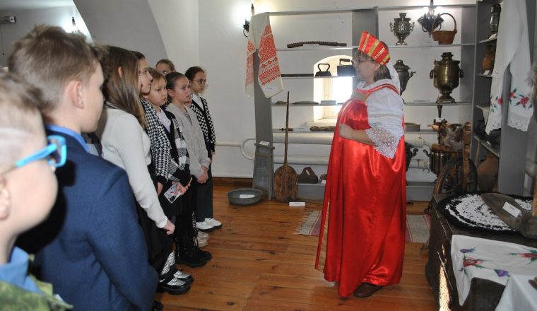 В музее А.Н. Радищева изучают предметы быта крестьян