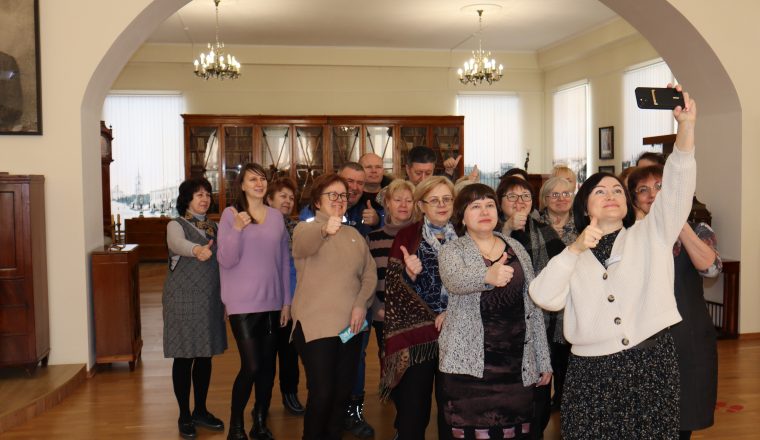 Сотрудники и посетители Пензенского литературного музея приняли участие в международном флешмобе фотосессий в музее