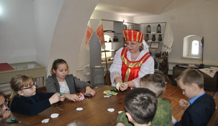 В музее А.Н. Радищева учатся делать домашние обереги
