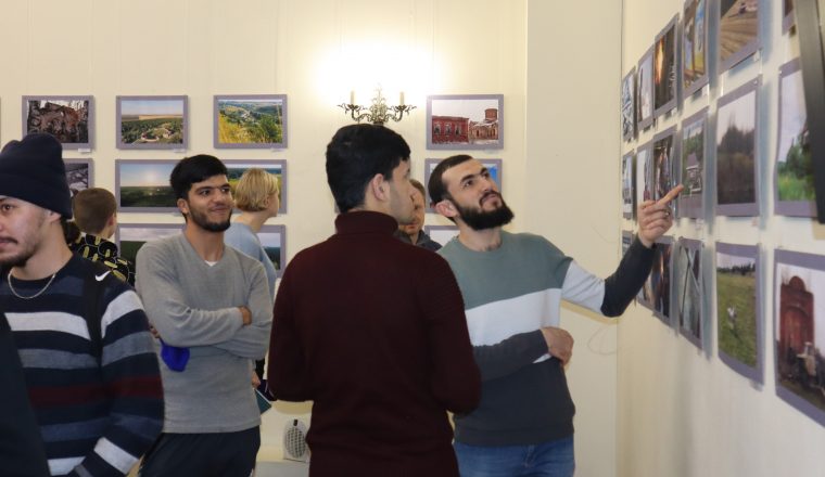 В Литературном музее открылась выставка молодых фотографов