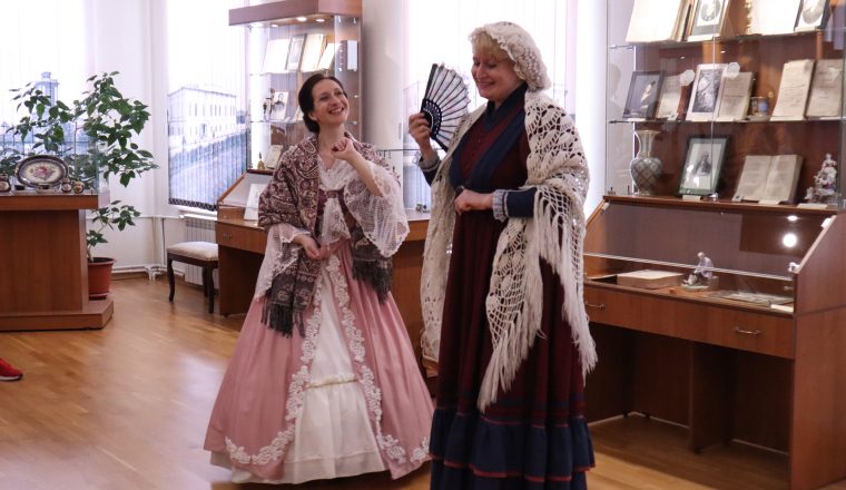 Проба пера: В Литературном музее школьники познали трудности письма в XIX веке