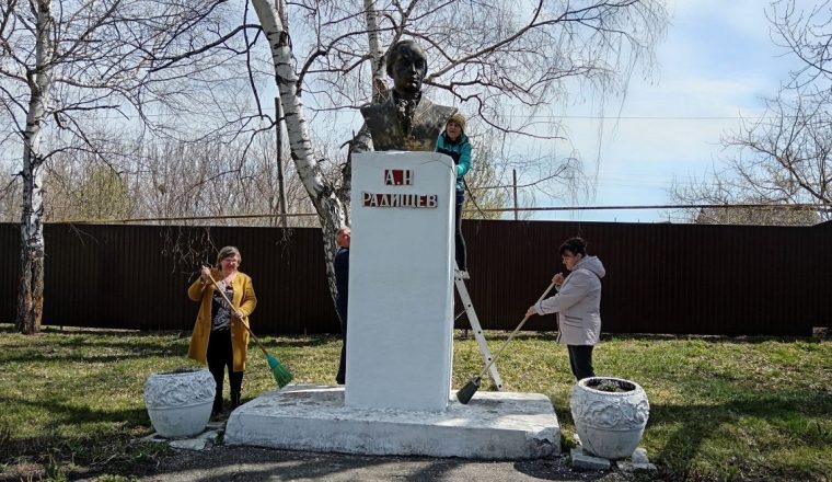 В музее А.Н. Радищева заняты благоустройством