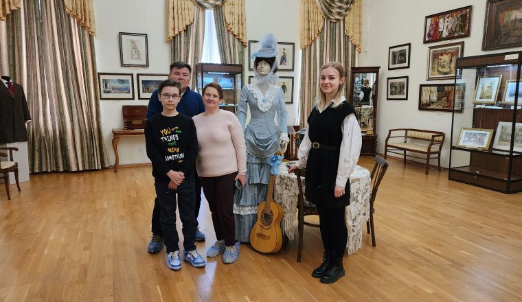 На выставку «Шедевры Островского» приходят семьями