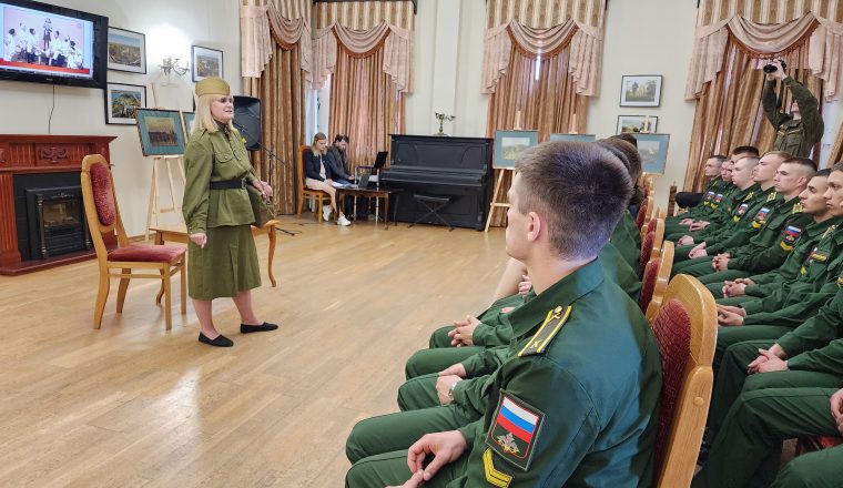 В Литературном музее курсантам показали моноспектакль о Великой Отечественной войне глазами женщины
