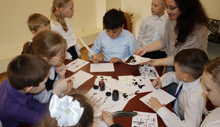 В День славянской письменности в Литературном музее детям прочли лекцию о живом слове мудрости