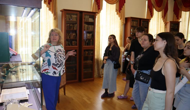 Будущим Пензенским художникам рассказали о литературном наследии края на экскурсии по Литературному музею