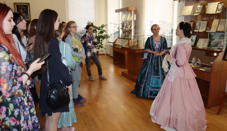 Литературные сюжеты продемонстрировали в музее студентам Пензенского художественного училища