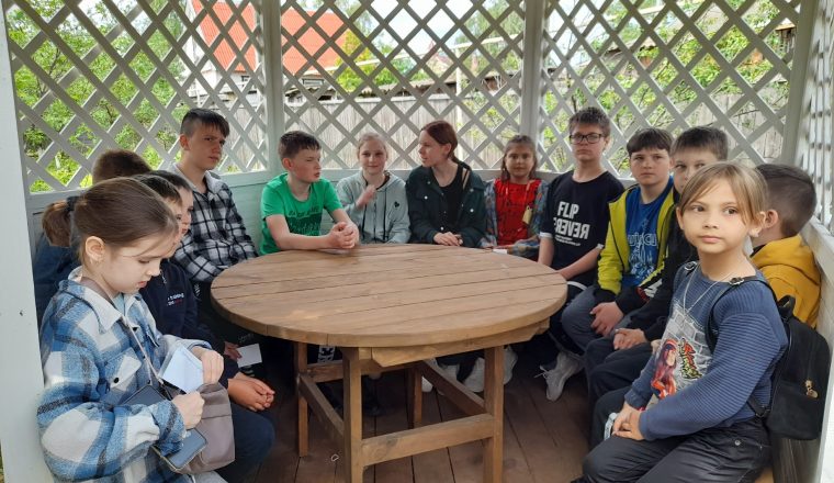 В Купринском саду закружила детей «Веселая карусель»