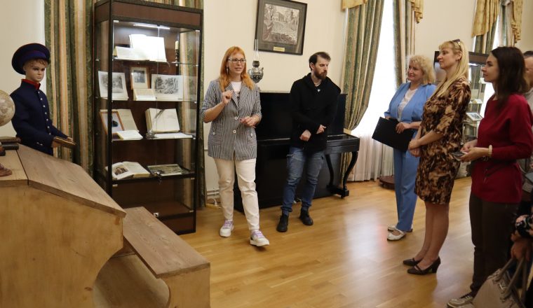 В Литературном музее начала свою работу выставка к 85-летию музея-усадьбы В.Г. Белинского