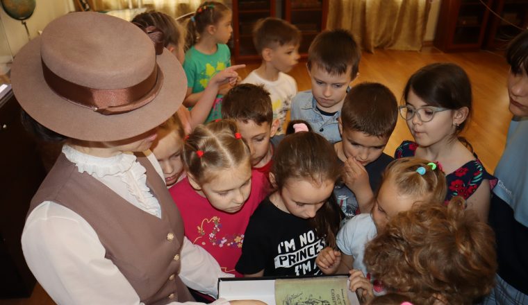 В Международный день защиты детей школьники отправились «В путешествие с классиками»