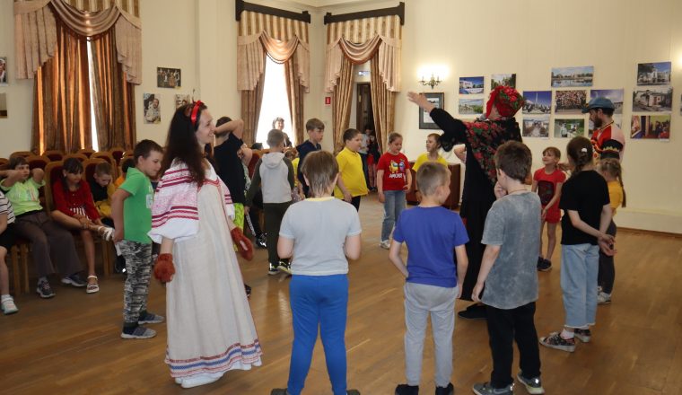 Дети отпраздновали Пушкинский день России в сказочном мире поэта в стенах Литературного музея