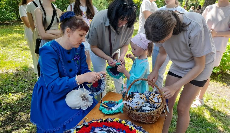 На «Белинской весне» сотрудники музея А.И. Куприна учили гостей прздника домашнему рукоделию